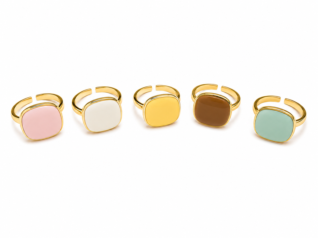Anillo ajustable diseño camiseta con esmalte de colores